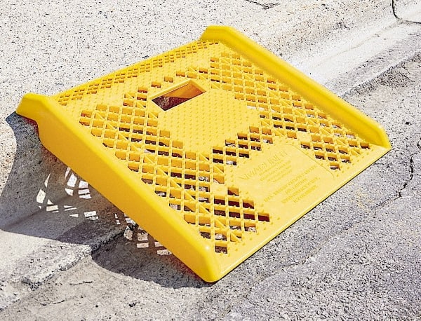 Magliner - 27" Long x 27" Wide x 5" High, Plastic Curb Ramp - 600 Lb Load Limit - Exact Tooling