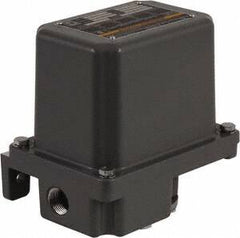Square D - 1, 7, 9 and 3R NEMA Rated, 20 to 40 psi, Electromechanical Pressure and Level Switch - Adjustable Pressure, 575 VAC, L1-T1, L2-T2 Terminal, For Use with Square D Pumptrol - Exact Tooling
