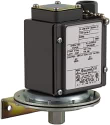 Square D - 4, 13 and 4X NEMA Rated, SPDT, 0.2 to 10 psi, Vacuum Switch Pressure and Level Switch - Adjustable Pressure, 24 VDC, Screw Terminal - Exact Tooling